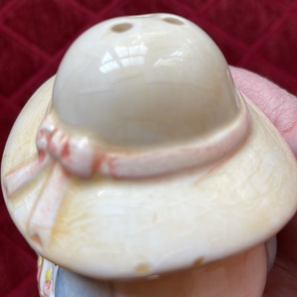 VTG Salt and Pepper Shakers - Picture 5 of 11